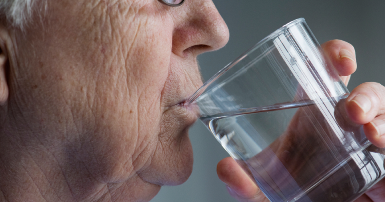 Hidratación en verano: consejos para prevenir golpes de calor en adultos mayores